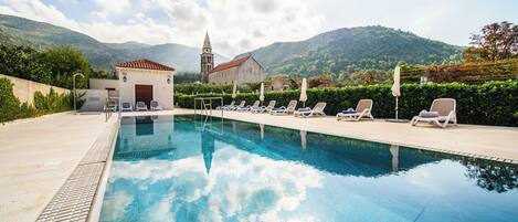 Kauden mukainen ulkouima-allas, aurinkovarjoja, aurinkotuoleja