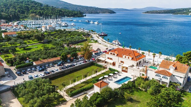 A coastal hotel with a marina, swimming pool, and lush greenery. - Vila Riva Apartments (Dubrovacko Primorje)