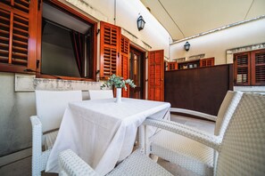 Leilighet, 2 soverom, bassengutsikt, 1. etasje | Terrasse/patio