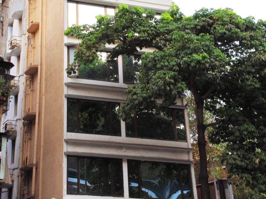 Un edificio con un cartel que dice "ROYAL PARK HOTEL".