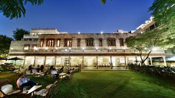 Fassade der Unterkunft – Abend/Nacht