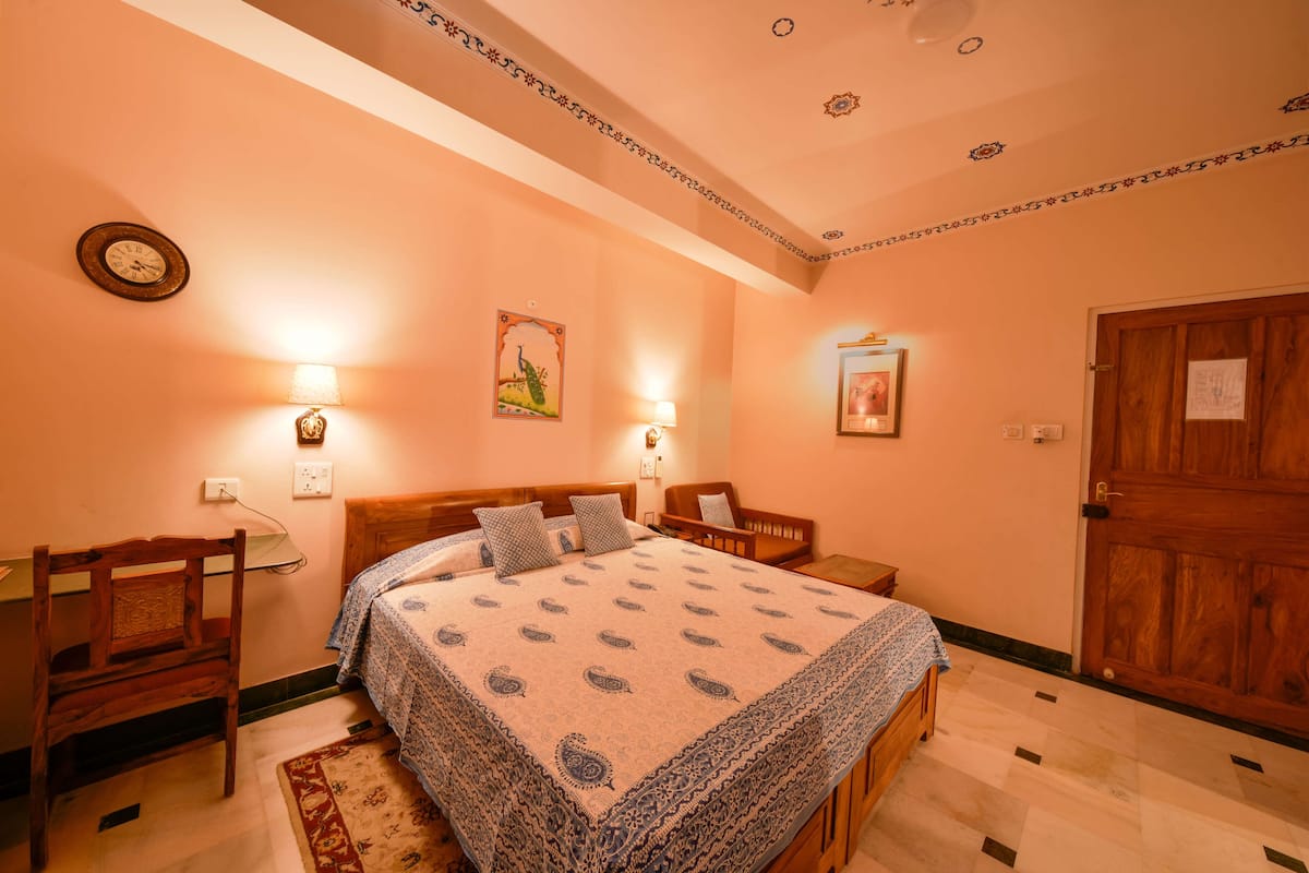 Premium bedding, in-room safe, individually decorated