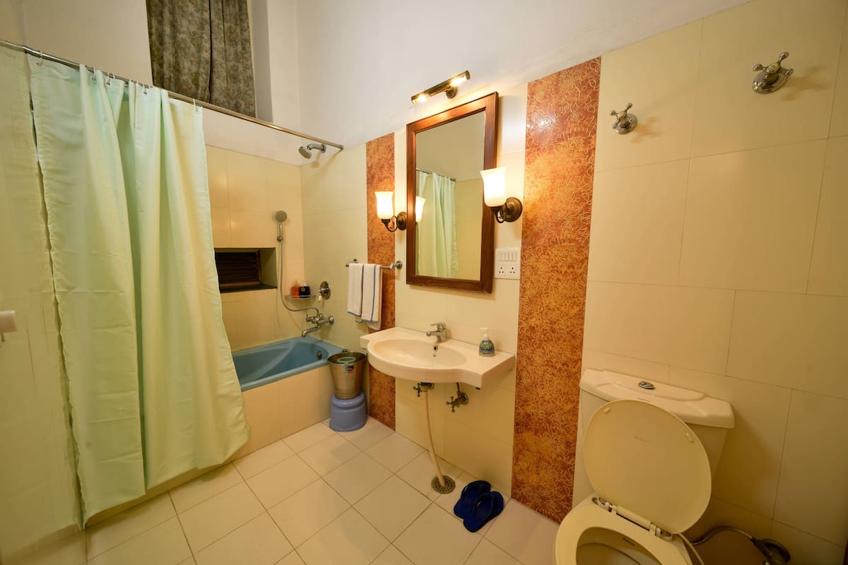 family room | bathroom | deep-soaking bathtub, rainfall showerhead, free toiletries, hair dryer