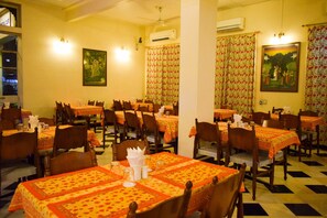 Café da manhã, almoço e jantar; culinária vegetariana 