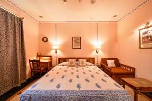 Chambre exécutive double ou avec lits jumeaux | Literie de qualité, coffre-fort pour ordinateur portable, décor unique
