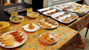 Café da manhã, almoço e jantar; culinária vegetariana