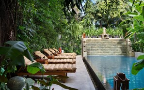 Indoor pool, outdoor pool, sun loungers - The Community - Siem Reap (Siem Reap)