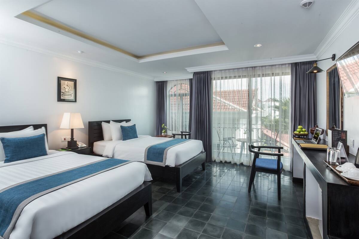 Luxury Family Room - Afternoon Tea + Workspace + Support Community | Minibar, in-room safe, desk, laptop workspace
