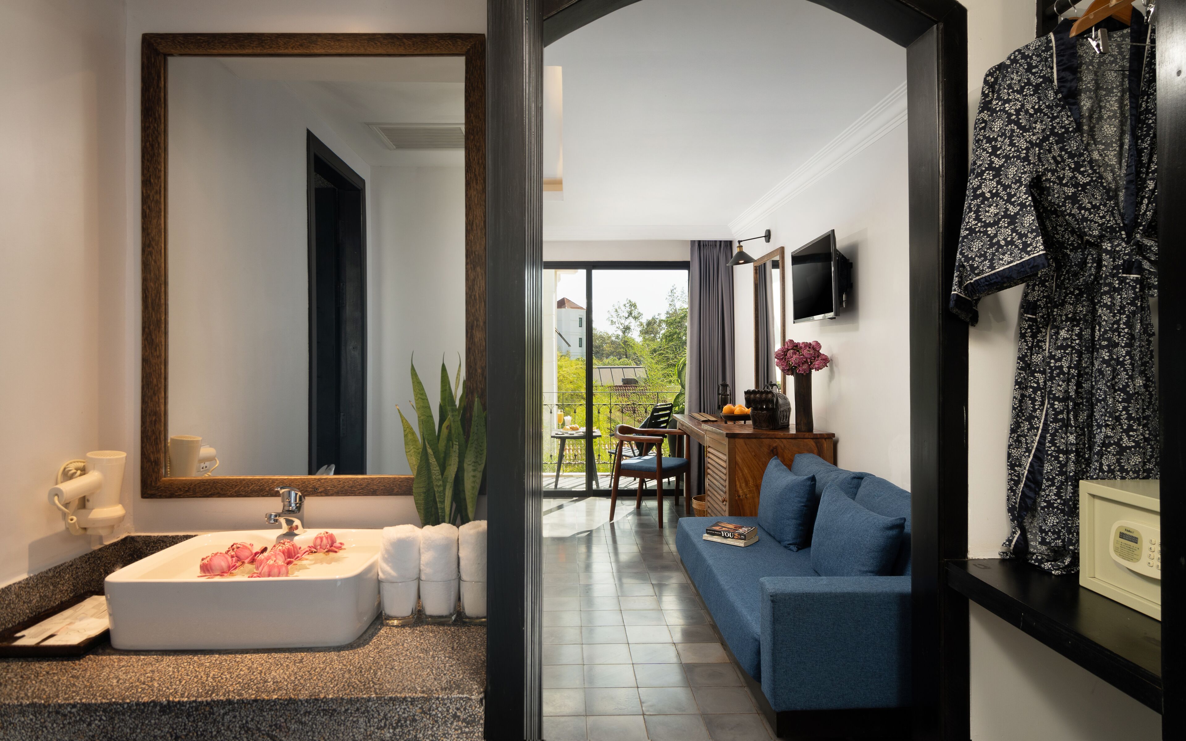 Luxury Triple Room | Bathroom | Shower, free toiletries, hair dryer, bathrobes