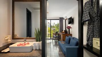 Luxury Triple Room | Bathroom | Shower, free toiletries, hair dryer, bathrobes