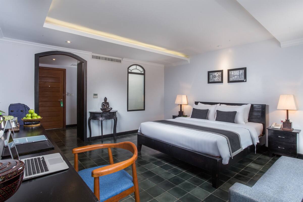 Luxury King Room - Afternoon Tea + Workspace + Support Community | Minibar, in-room safe, desk, laptop workspace