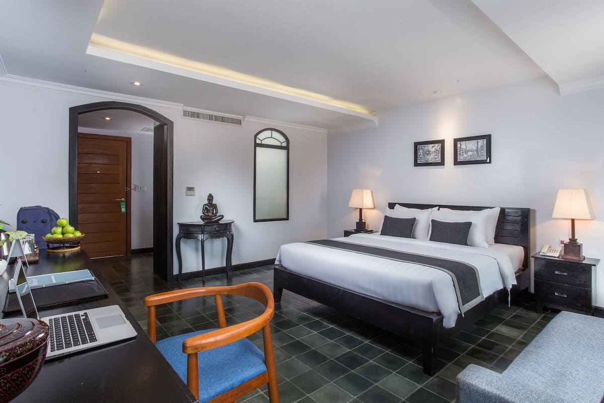Luxury King Room - Afternoon Tea + Workspace + Support Community