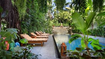 Piscina interna, piscina externa, espreguiçadeiras