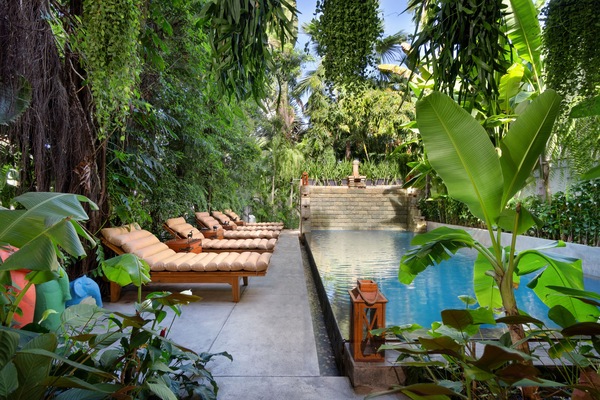 2 outdoor pools, sun loungers