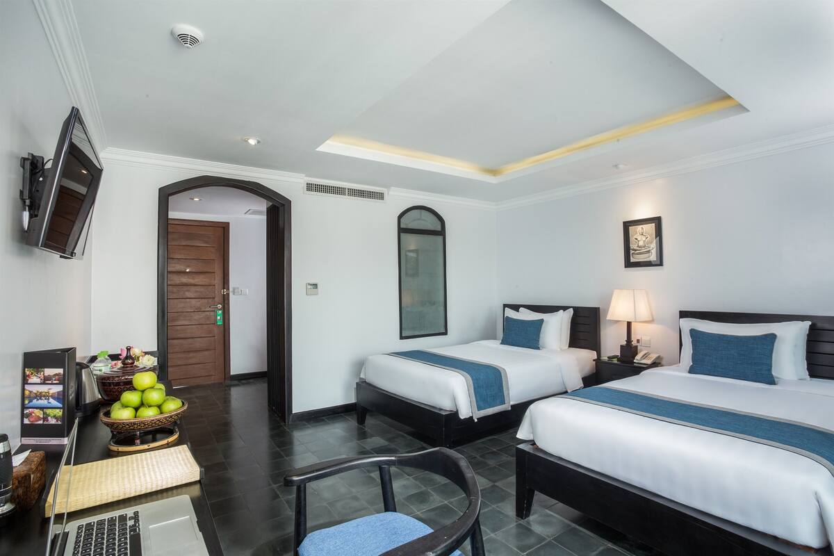  Luxury Twin Room - Afternoon Tea + Workspace + Support Community | Minibar, in-room safe, desk, laptop workspace