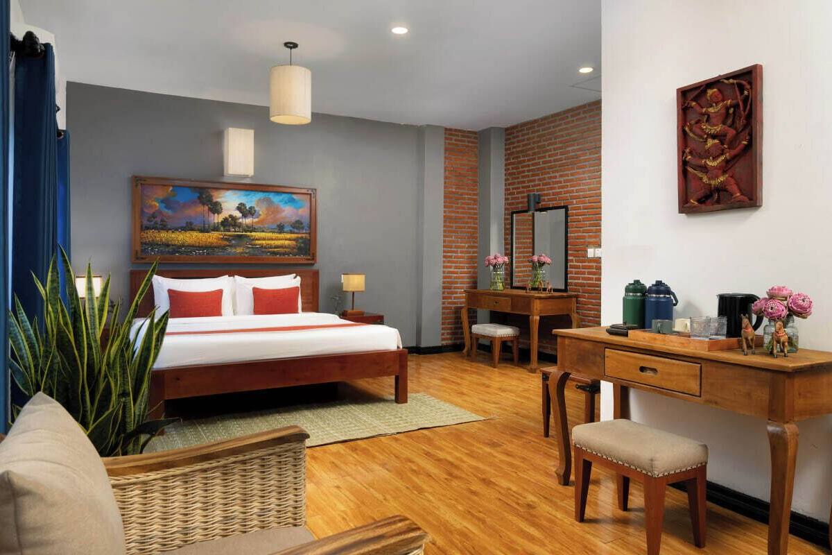 King Suite - Afternoon Tea + Workspace + Support Community | Minibar, in-room safe, desk, laptop workspace
