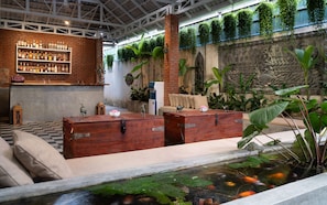 3 bars/lounges, 2 poolside bars