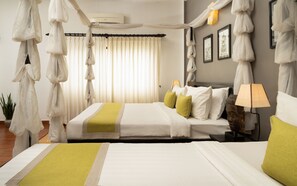 Family Suite - Afternoon Tea + Workspace + Support Community | Minibar, caja fuerte, decoración individual y mobiliario individual