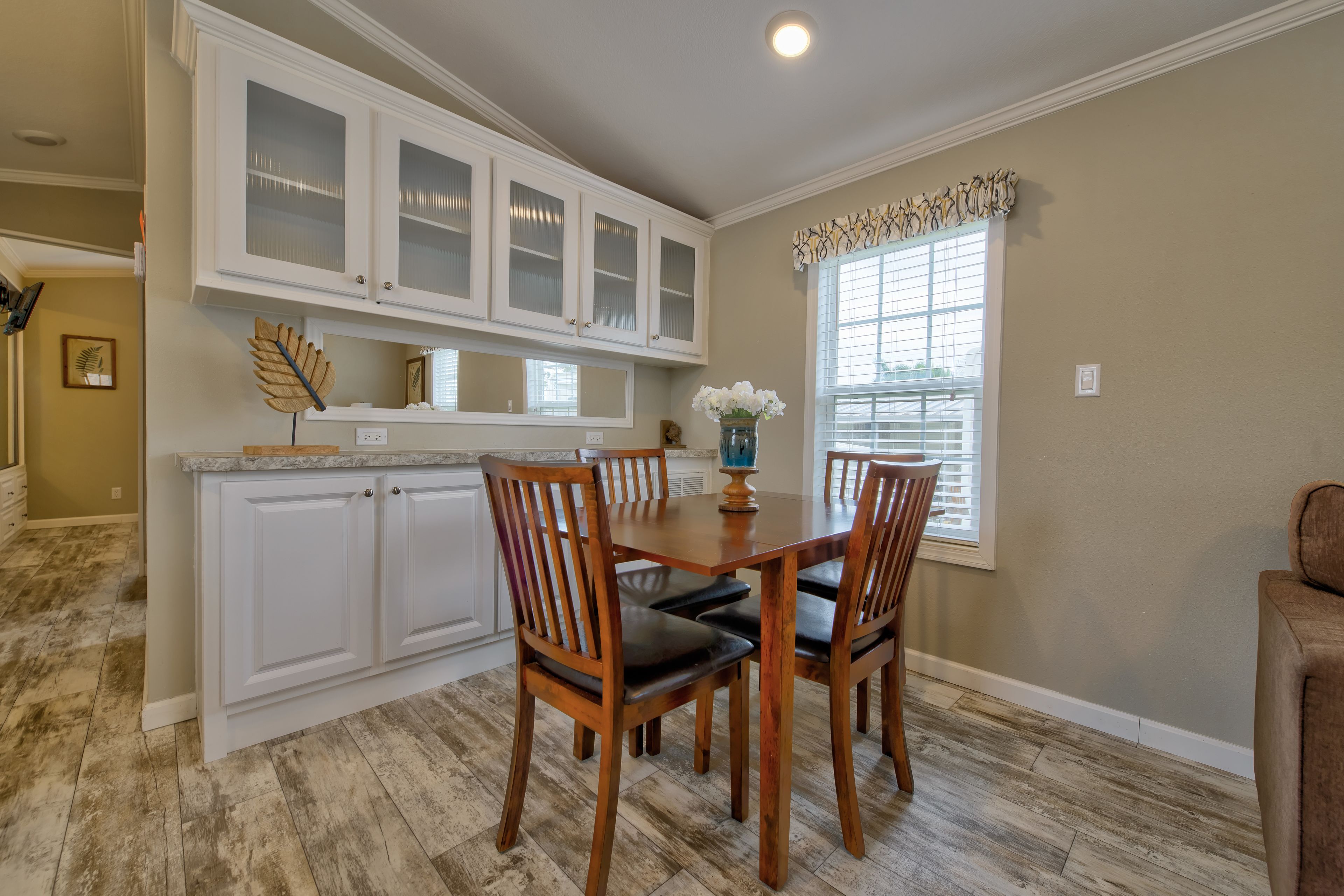 تناول الطعام داخل الغرفة