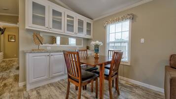 Cottage, 1 Queen Bed with Sofa bed, Kitchen | In-room dining