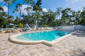 Outdoor pool - Naples RV Resort (Naples)