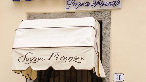 A building entrance with a sign reading "Soggiorno" and "Sogna Firenze". - Soggiorno Sogna Firenze (Florence)