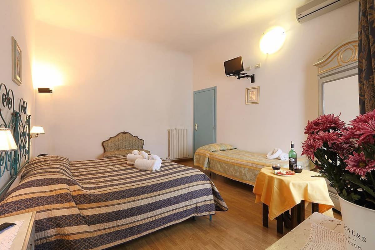 Triple Room | Living room | LED TV