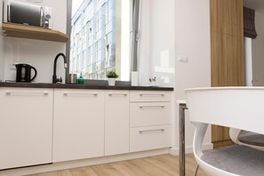 Fridge, stovetop, dishwasher, electric kettle - Silver Apartments (Wroclaw)