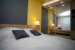 Desk, iron/ironing board, free cots/infant beds, rollaway beds - Silver Apartments (Wroclaw)