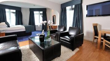 Camas com colchões de espuma com sistema de memória, frigobar