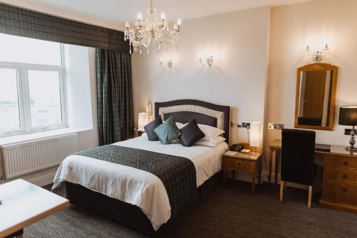 Klassieke tweepersoonskamer | Bedden met traagschuimmatras, een minibar, een kluis op de kamer