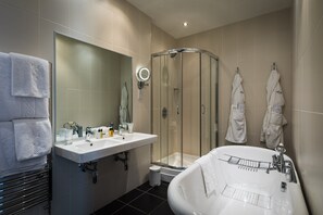 Ensemble douche/baignoire, articles de toilette gratuits, sèche-cheveux
