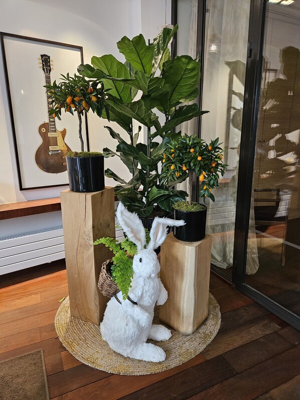 Lobby sitting area - Hotel Le Colisee (Paris)