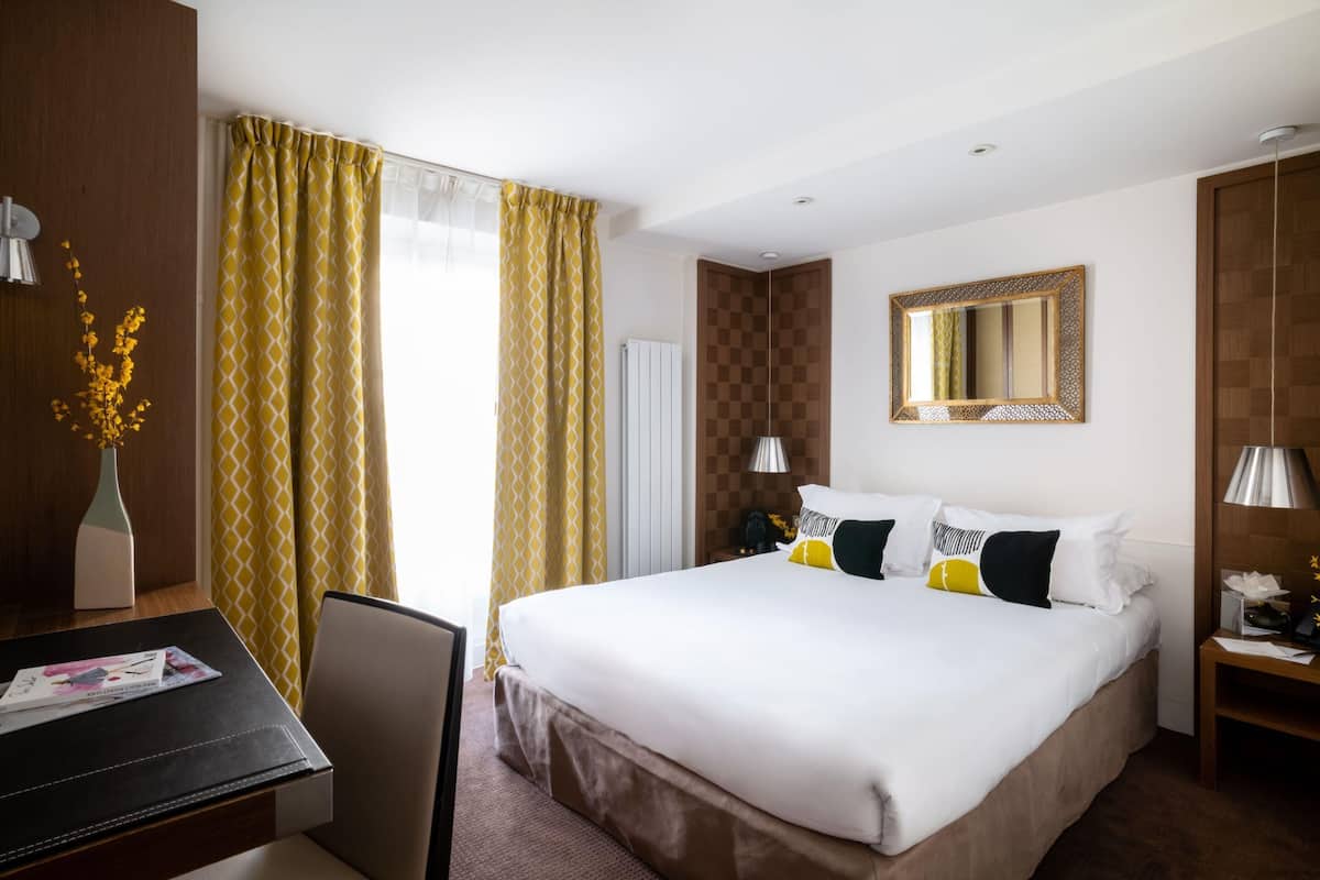 Double Room (Grand Lit) | Free minibar items, in-room safe, desk, soundproofing