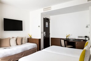 Tremannsrom | Minibarvarer (inkludert), safe på rommet, skrivebord og lydisolert