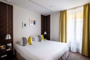 Minibarvarer (inkludert), safe på rommet, skrivebord og lydisolert