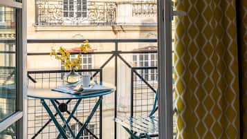 Minibar (mit einigen kostenlosen Artikeln), Zimmersafe, Schreibtisch