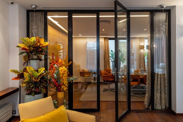 LCD TV - Hotel Le Colisee (Paris)