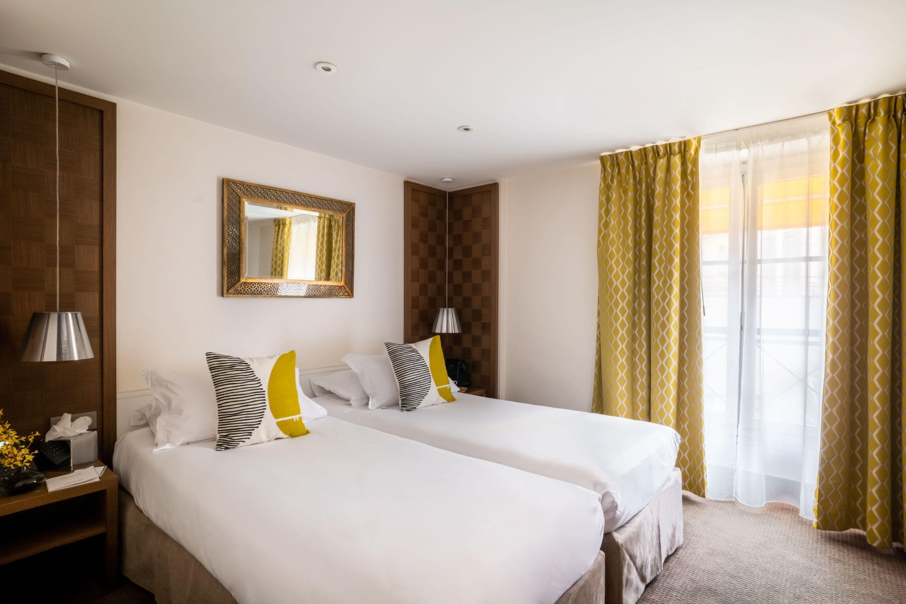 Kahden hengen huone (kaksi sänkyä) | Minibaari (osa tuotteista ilmaisia), tallelokero huoneessa, työpöytä