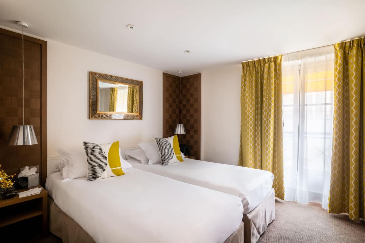 Tomannsrom | Minibarvarer (inkludert), safe på rommet, skrivebord og lydisolert