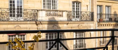 Artículos del minibar gratis y caja de seguridad en la habitación