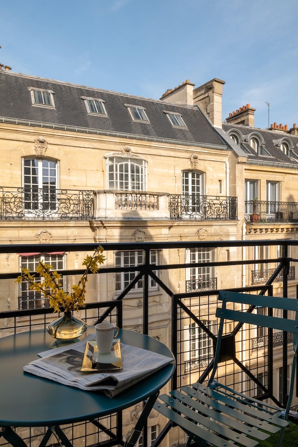 Minibar contenant certains articles gratuits, coffre-fort, bureau