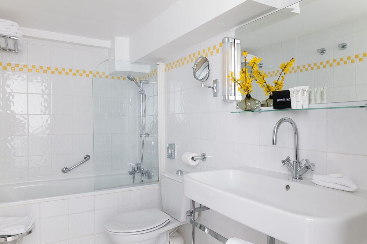 double room (grand lit) | bathroom | hair dryer, slippers, towels