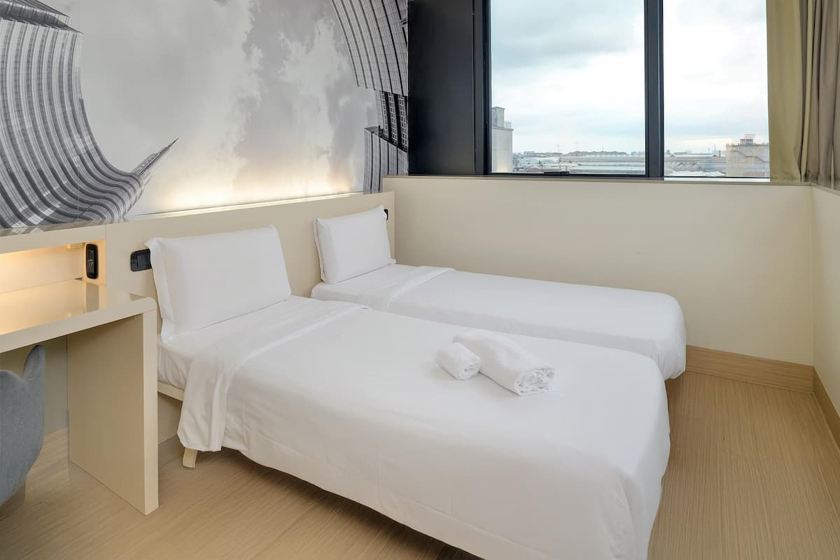 Habitación con 2 camas individuales, para no fumadores | Edredón, caja de seguridad en la habitación y escritorio