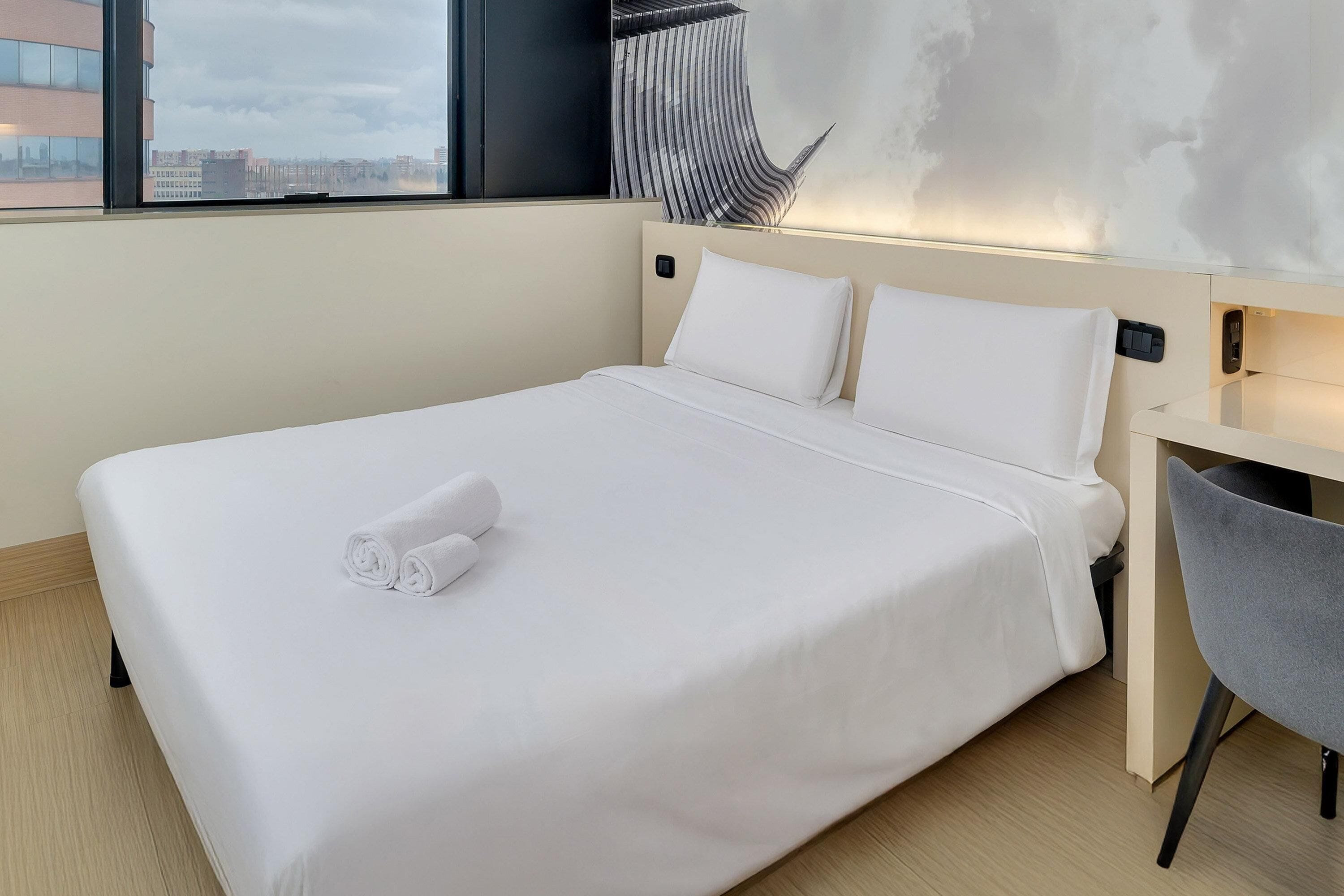 Down duvets, in-room safe, desk, laptop workspace