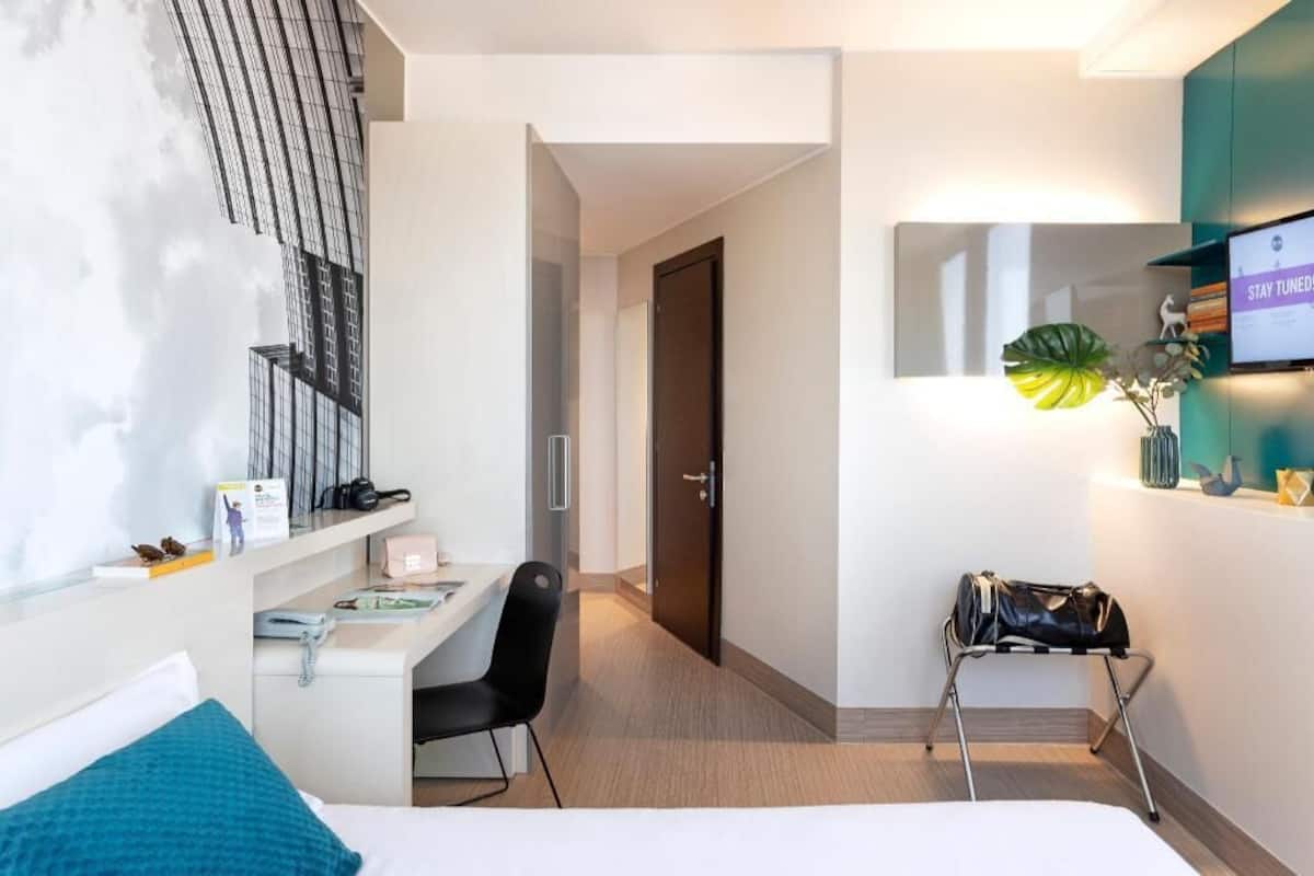 Edredón, caja de seguridad en la habitación y escritorio