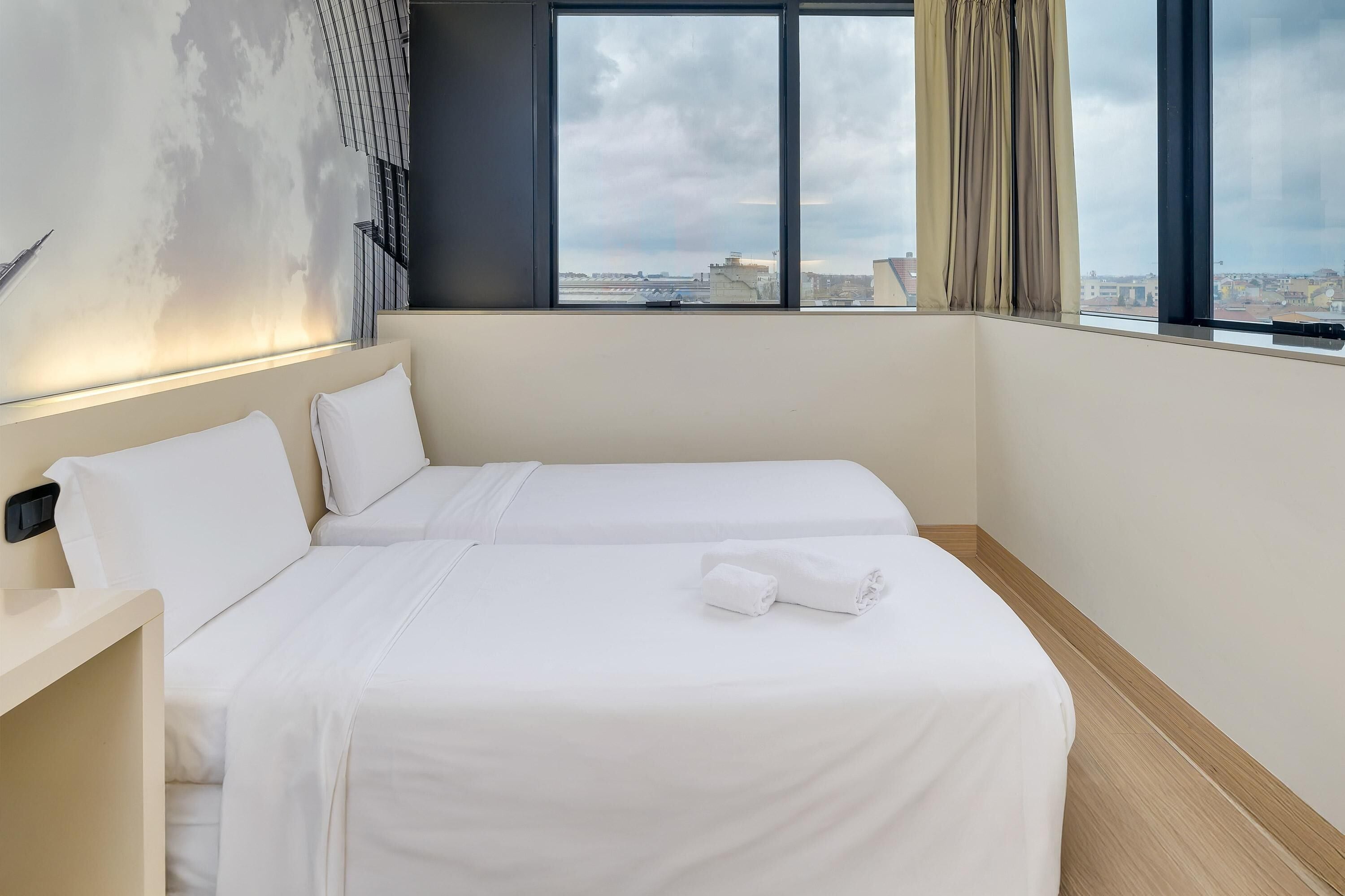 twin room, non smoking | 1 bedroom, down duvets, in-room safe, desk