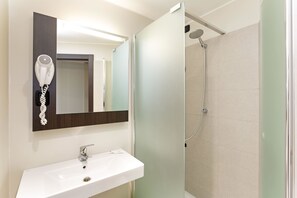 Triple Room | Bathroom | Shower, hair dryer, bidet, towels - B&B Hotel Milano - Sesto (Sesto San Giovanni)