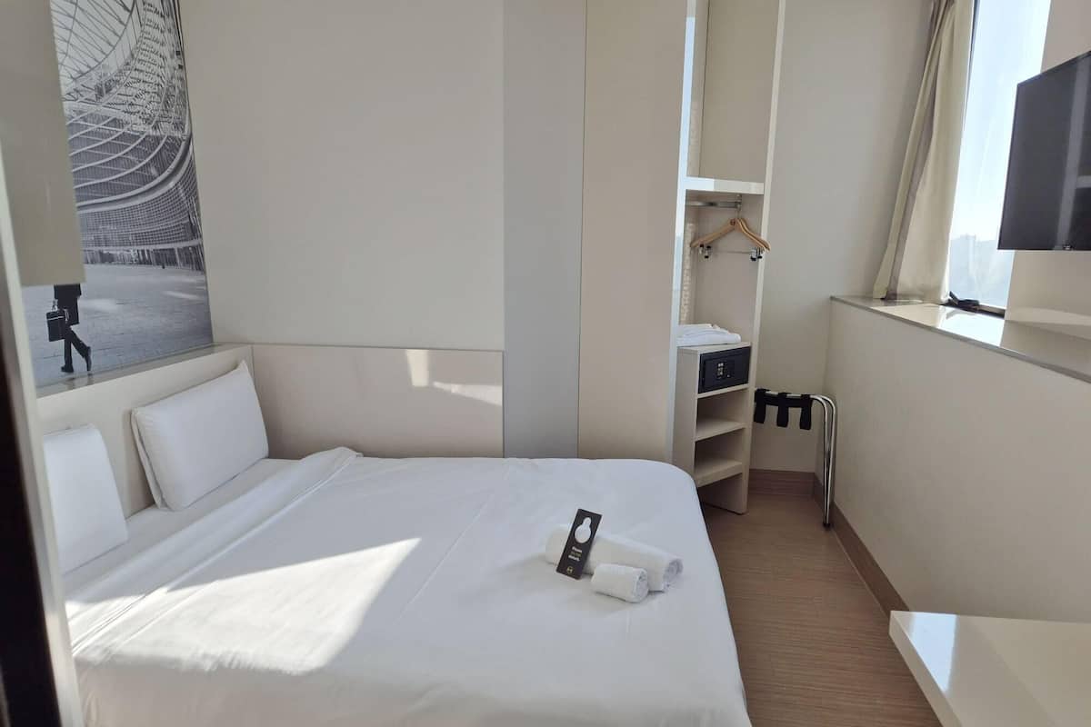 Edredón, caja de seguridad en la habitación y escritorio