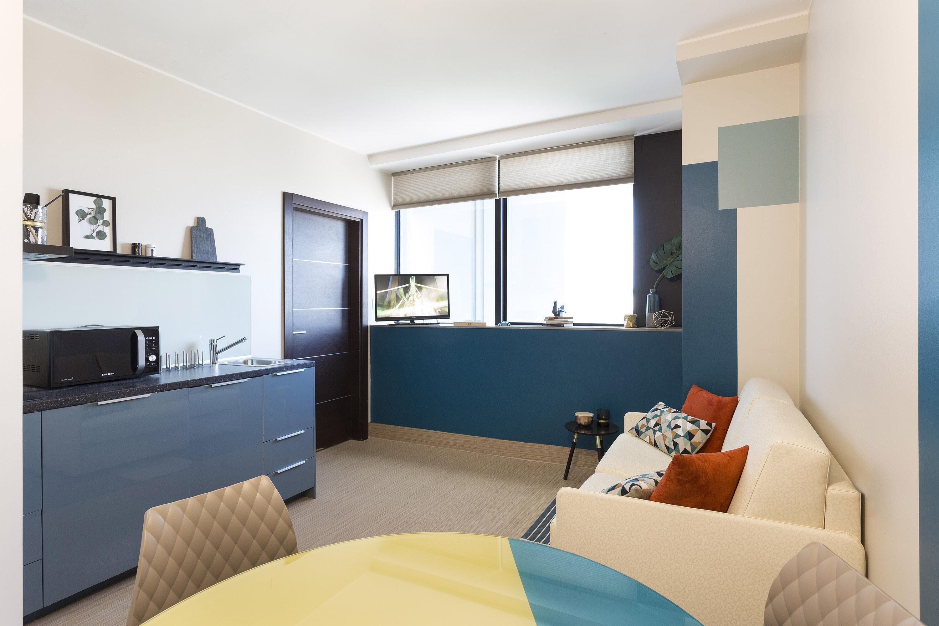 Un apartamento moderno con cocina, comedor y sala de estar.